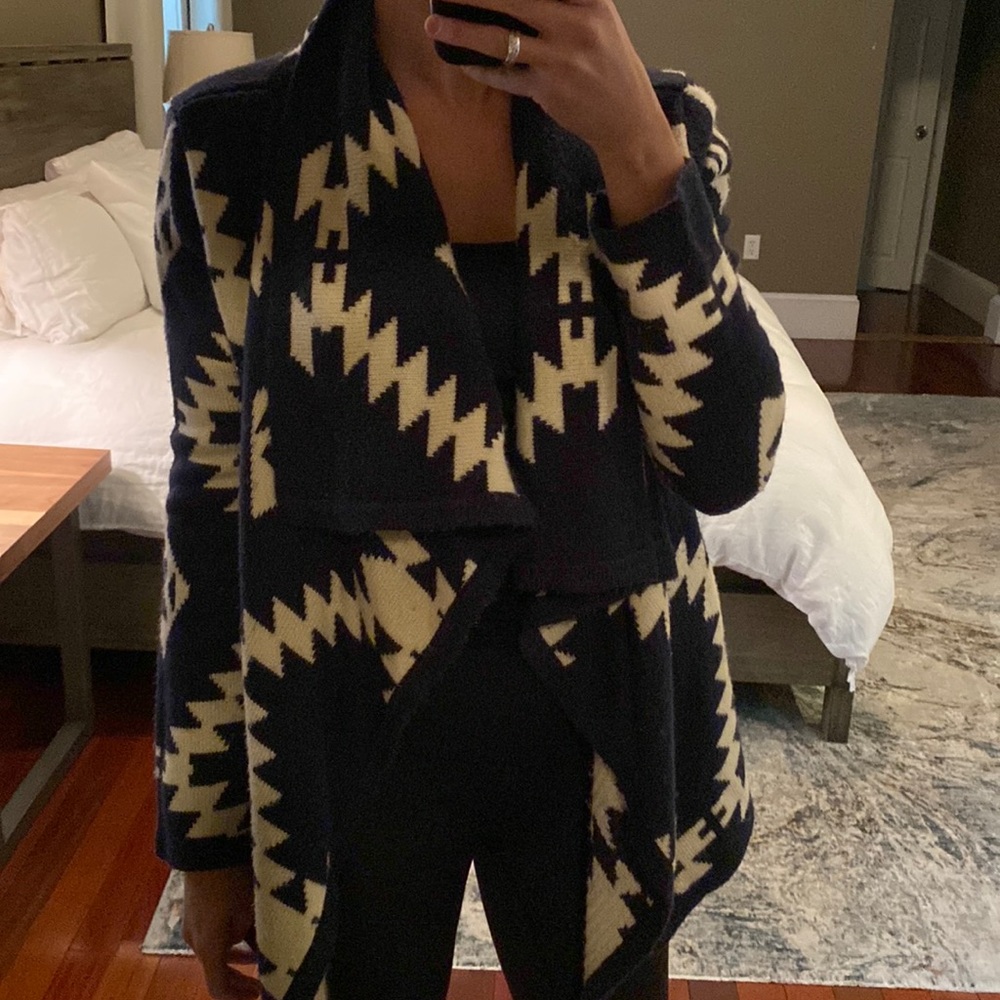 Chunky navy print sweater.